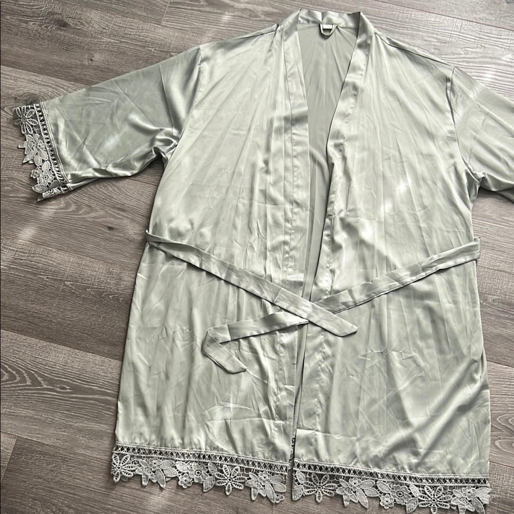 Elegant Lace Trim Satin Robe